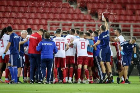 Ένα κουβάρι οι παίκτες του Ολυμπιακού μετά την πρόκριση επί του ΠΑΟΚ