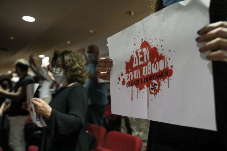 «Δεν Είναι Αθώοι» – Αντιφασιστική παρέμβαση με τη Μάγδα Φύσσα στην πρώτη γραμμή | tovima.gr