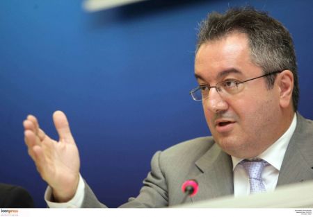 Ηλίας Μόσιαλος : Σοβαρές αντιφάσεις στην τακτική της ΕΕ για τα εμβόλια