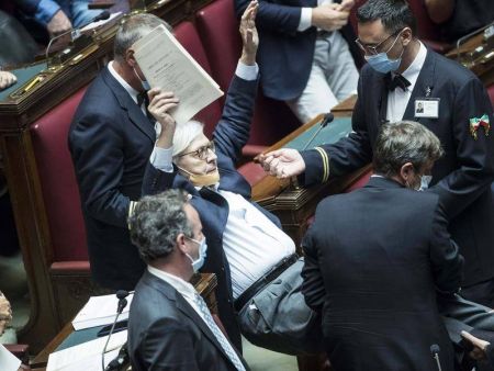 Ενταση στο κοινοβούλιο της Ιταλίας – Βουελυτής απομακρύνθηκε «σηκωτός»