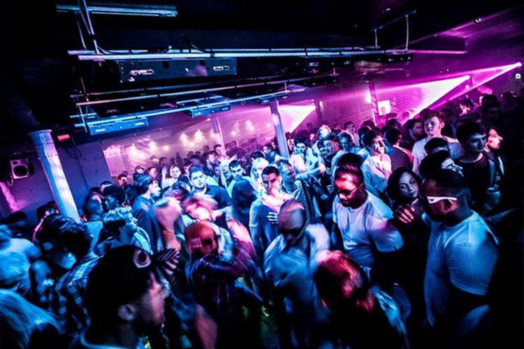 Βρετανία: Έφοδοι της αστυνομίας σε παράνομα πάρτι με συλλήψεις και κατασχέσεις όπλων