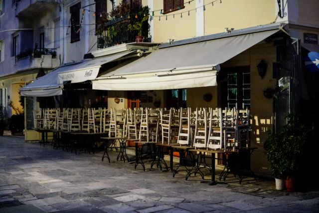 Λιγοστοί οι πελάτες στα παραδοσιακά εστιατόρια της Πλάκας