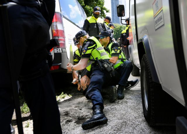 Ολλανδία: Δεκάδες συλλήψεις σε συγκέντρωση κατά των μέτρων αποστασιοποίησης