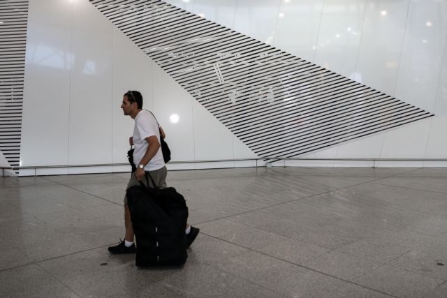 Αυξάνονται οι κρατήσεις βρετανών τουριστών μετά την άρση ταξιδιωτικών περιορισμών