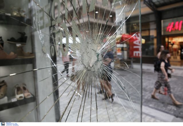 Ερμού: Ζημιές σε καταστήματα από επίθεση αγνώστων