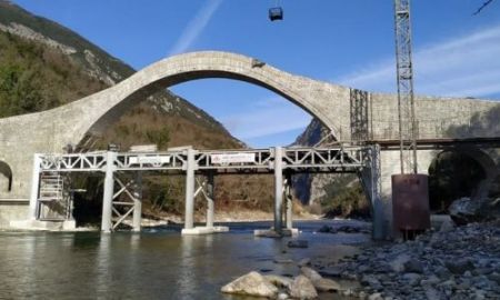 Στο γεφύρι της Πλάκας ο Πρωθυπουργός