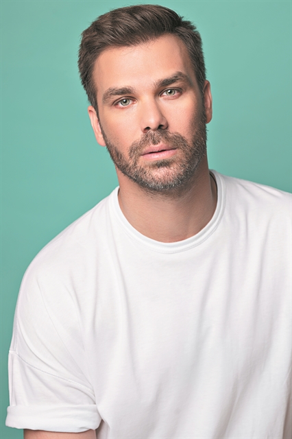 «Είναι μεγάλη η τιμή που μου έκανε ο Πάνος Κατσιμίχας»