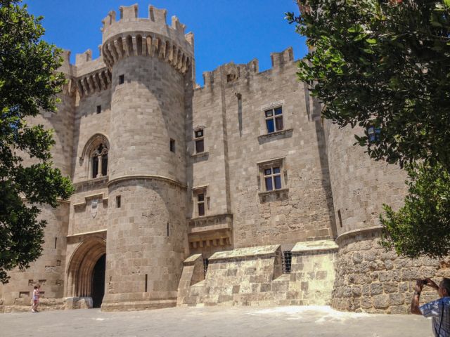 Το MEGA στη Ρόδο – Η ελληνική φιλοξενία μάγεψε τους πρώτους τουρίστες