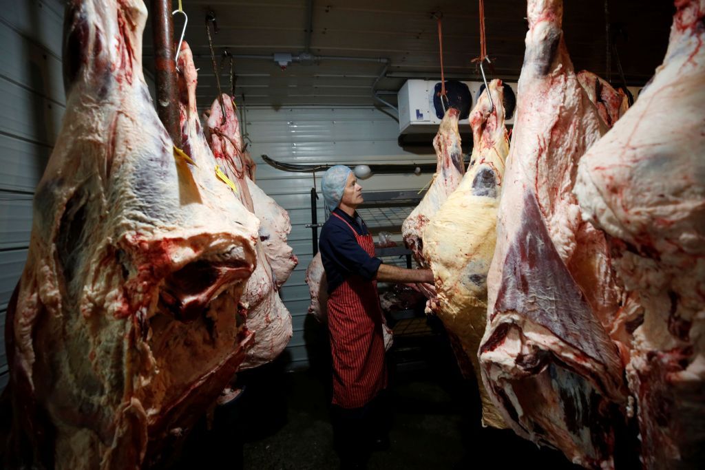 Guardian: Οι ΗΠΑ αποκρύπτουν εξάρσεις κορωνοϊού σε σφαγεία