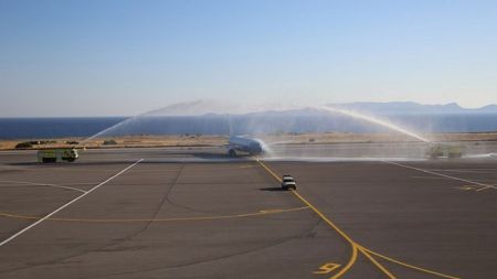 Με λύρες, τραγούδια και υδάτινες αψίδες υποδέχθηκαν τους πρώτους τουρίστες στην Κρήτη