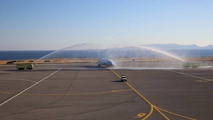 Με λύρες, τραγούδια και υδάτινες αψίδες υποδέχθηκαν τους πρώτους τουρίστες στην Κρήτη