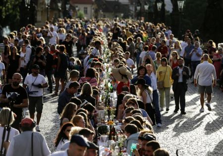 Πράγα: Μεγάλο φαγοπότι για την άρση των μέτρων του covid-19 στην γέφυρα του Καρόλου