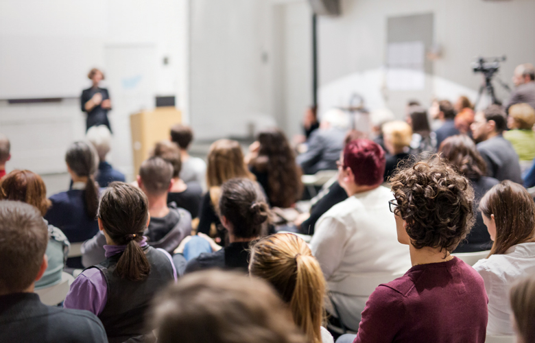 Κοινωνικές επιστήμες και πολιτική μάθηση εκτός; Ενα μεγάλο λάθος