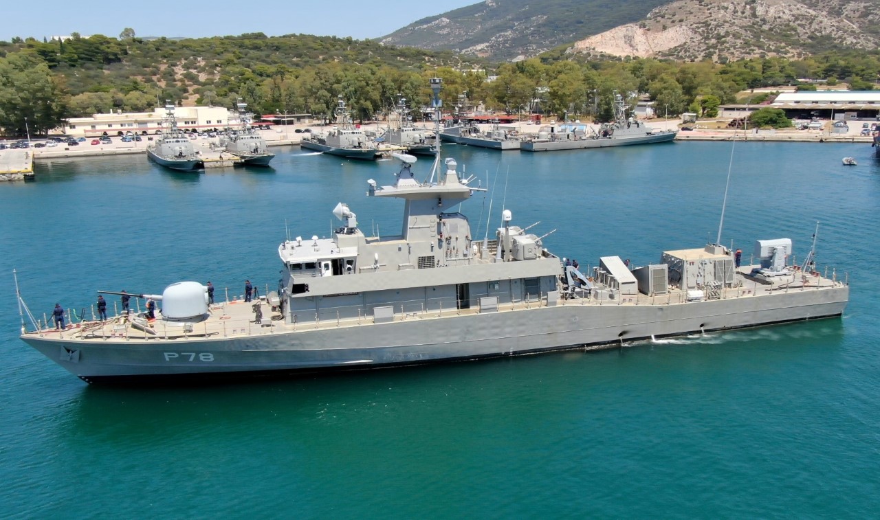 Εντυπωσιακές εικόνες από τον κατάπλου της τορπιλακάτου «Καραθανάσης»