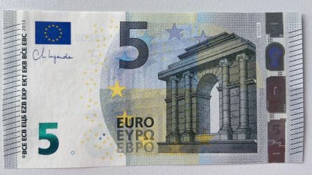 Με την υπογραφή της Λαγκάρντ τα νέα χαρτονομίσματα των 5 και 10 ευρώ