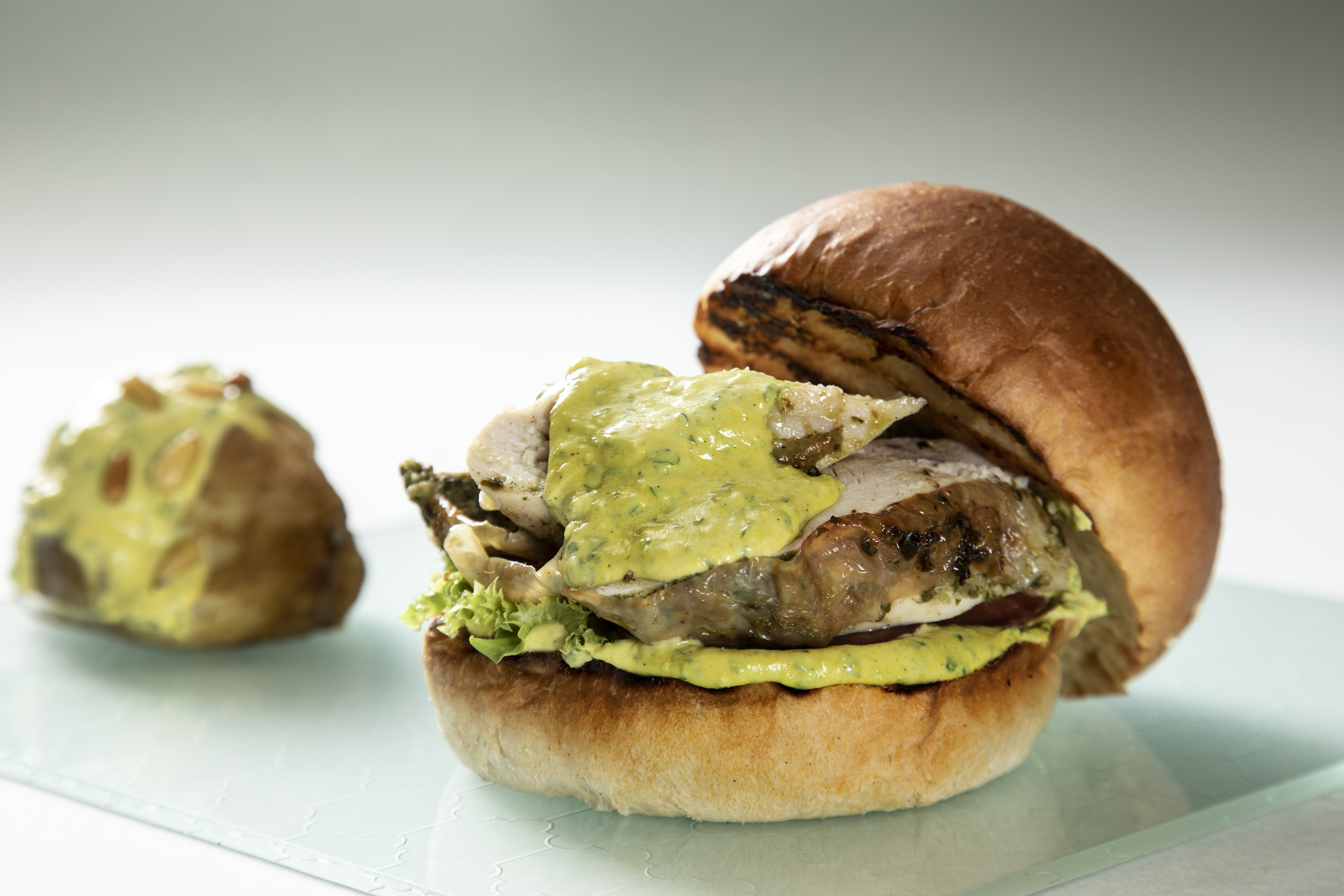 Μπέργκερ με κοτόπουλο, πέστο μυρωδικών και χειροποίητο ψωμί