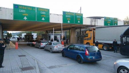 Ουρά 10 χλμ στον Προμαχώνα: Αναμονή έως 5 ωρών για του βαλκάνιους τουρίστες