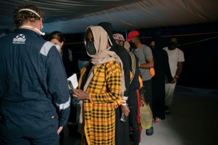 Σε καραντίνα δυο εβδομάδων οι 180 πρόσφυγες του Ocean Viking – Θα μεταφερθούν στο πλωτό κέντρο Moby Zazà
