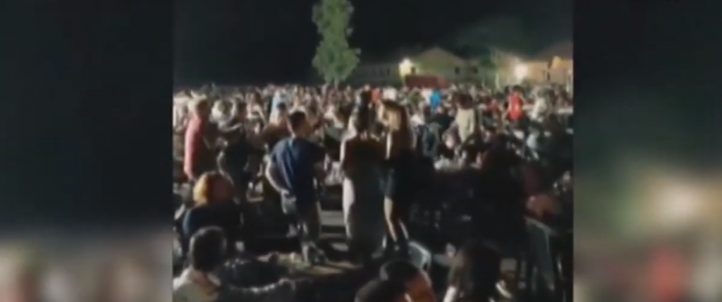 Νέες εικόνες συνωστισμού προκαλούν ανησυχία – Τι απαντούν οι διοργανωτές για το γλέντι 2.000 ατόμων