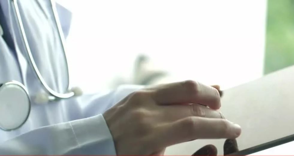 Αποκλειστικό MEGA: Νέα υπόθεση ψευτογιατρού – Παρίστανε την ιατροδικαστή