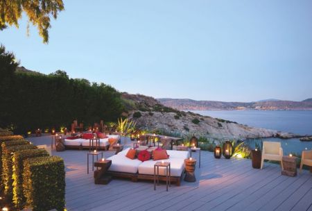 Αθηναϊκή Ριβιέρα: O έλληνας entrepreneur και η γαλλίδα συγγραφέας που υπέκυψαν στη γοητεία της