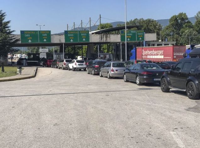 Σε ισχύ η απαγόρευση εισόδου για Σέρβους – Ουρές χιλιομέτρων στον Προμαχώνα