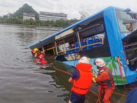Νεκροί τουλάχιστον 21 μαθητές – Λεωφορείο έπεσε σε λίμνη στην Κίνα