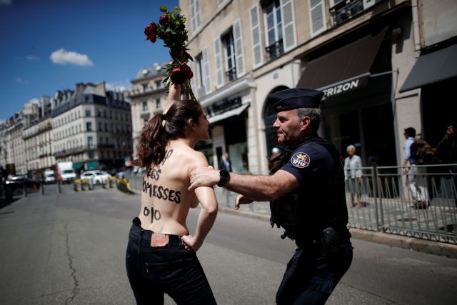 Παρίσι: Συνελήφθησαν διαδηλώτριες τόπλες έξω από το Μέγαρο των Ηλυσίων