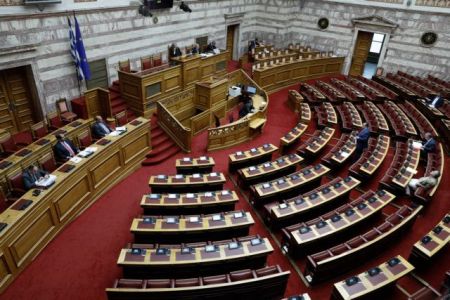 Βουλή: Υπερψηφίστηκε το νομοσχέδιο για τις διαδηλώσεις
