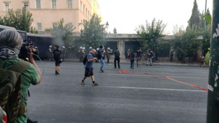 Χημικά και κρότου λάμψης στην πορεία κατά του νομοσχεδίου για τις διαδηλώσεις