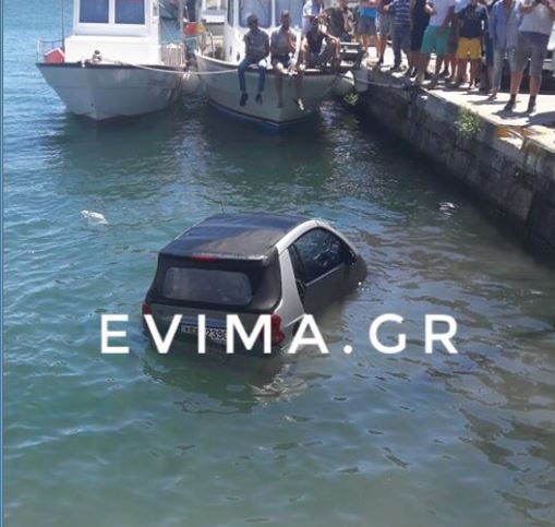 Κάρυστος: Ο ισχυρός βοριάς «έριξε» αυτοκίνητο στη θάλασσα (Εικόνες)