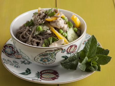 Νουντλς με  κοτόπουλο και σάλτσα από ταχίνι