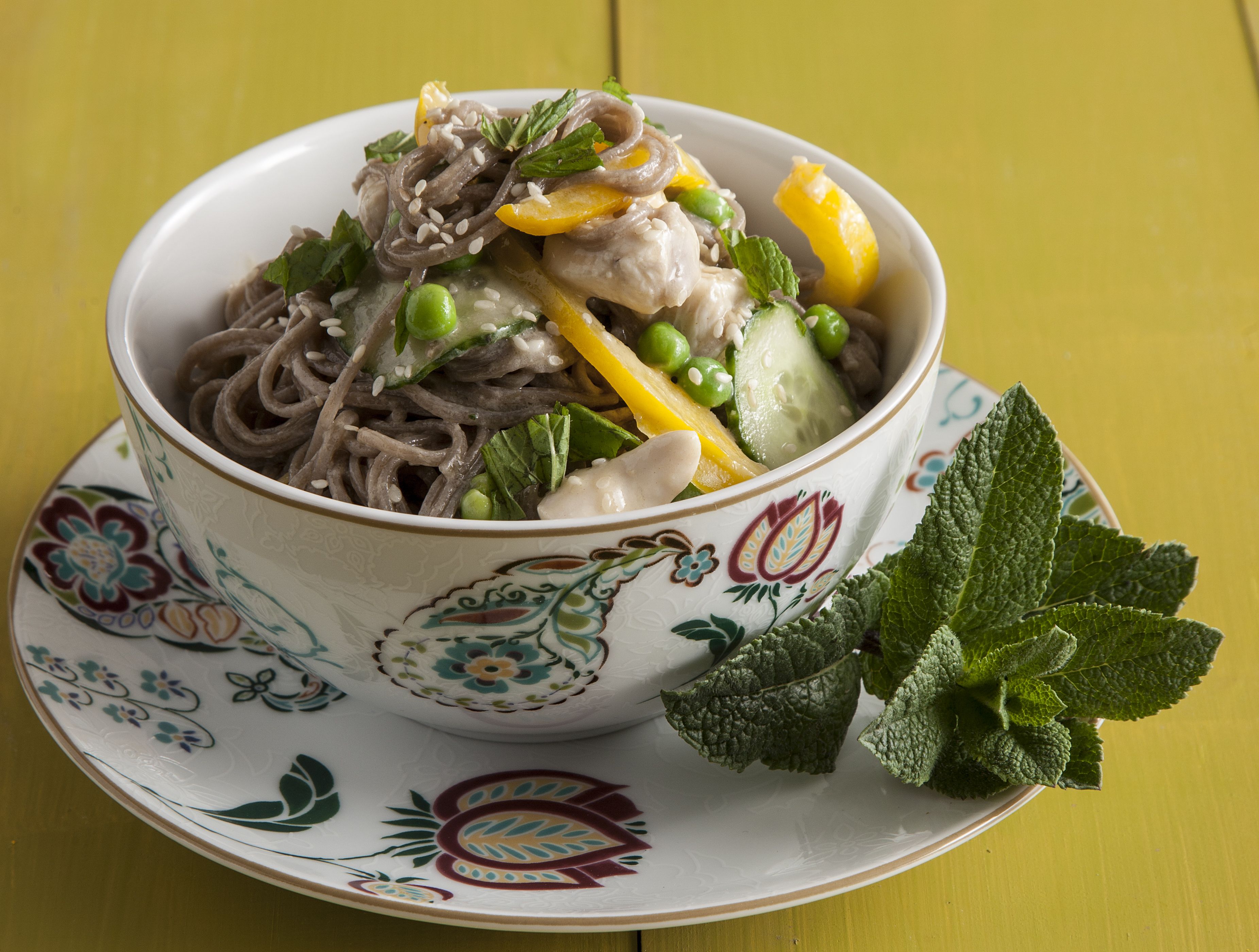 Νουντλς με  κοτόπουλο και σάλτσα από ταχίνι