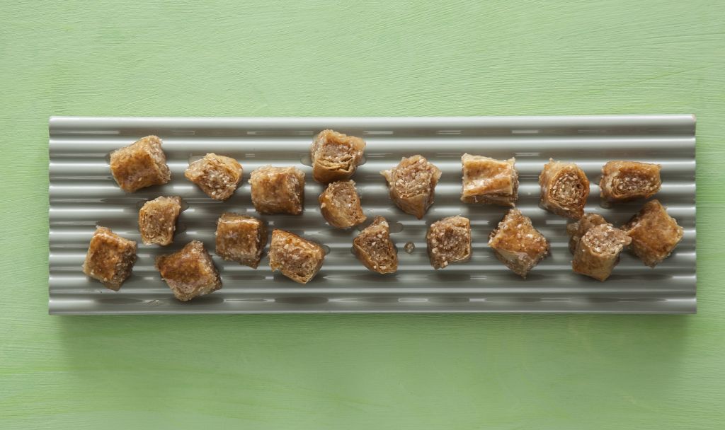 Σουσαμόπιτα με σιρόπι ροδόνερου