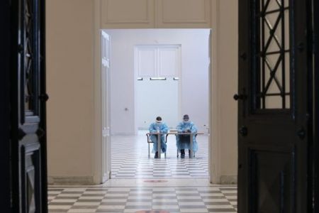 Κορωνοϊός: Συναγερμός για τα εισαγόμενα κρούσματα – Έκτακτη σύσκεψη στο Μαξίμου