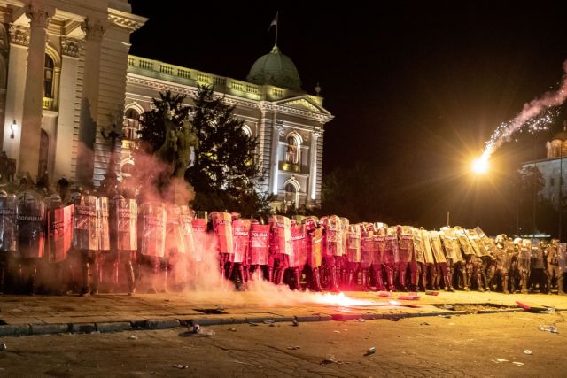 Νύχτα επεισοδίων στο Βελιγράδι – Εθνικιστές εισέβαλαν στη Βουλή