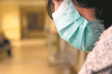 Κορωνοϊός: Προστατευτική μάσκα μεταφράζει σε οκτώ γλώσσες