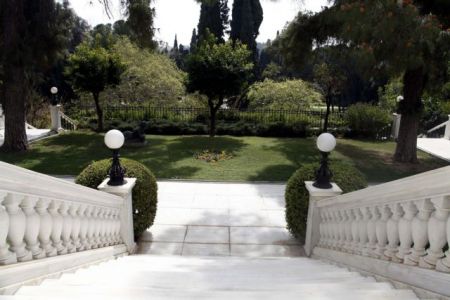 Κορωνοϊός και δεξίωση στο Προεδρικό : Τιμή στους μαχητές της πρώτης γραμμής