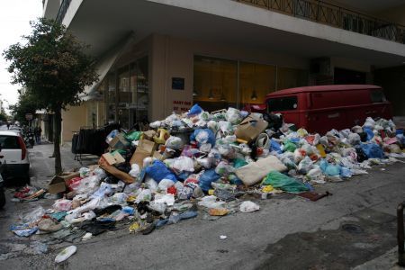 Ερχεται χαράτσι στα σκουπίδια – Περιβαλλοντικό τέλος για την ταφή τους