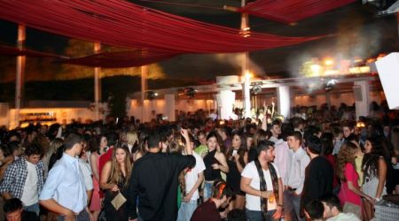 Γώγος: Ανοιχτό το ενδεχόμενο για μέτρα σε νυχτερινά μαγαζιά, beach bar, εκκλησίες