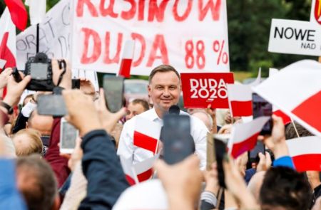 Πολωνία: Τι σημαίνει η επανεκλογή του Ντούντα