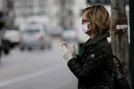 Κορωνοϊός: Μάσκα σε όλους τους κλειστούς χώρους – Τι εισηγούνται οι λοιμωξιολόγοι