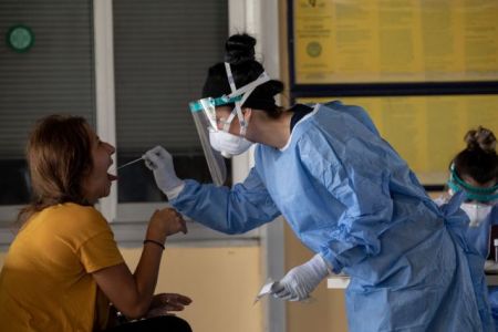 Κορωνοϊός: Ανησυχία για την αύξηση κρουσμάτων σε Αττική, Θεσσαλονίκη