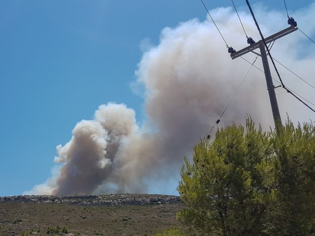 Φωτιά στο Λαύριο : Εκκένωση οικισμών και κατασκηνώσεων