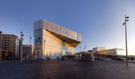 Μέσα στη νέα βιβλιοθήκη Deichman Bjørvika στη Νορβηγία