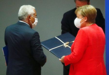 Γενέθλια… στη Σύνοδο – Τι δώρα έλαβε η Μέρκελ