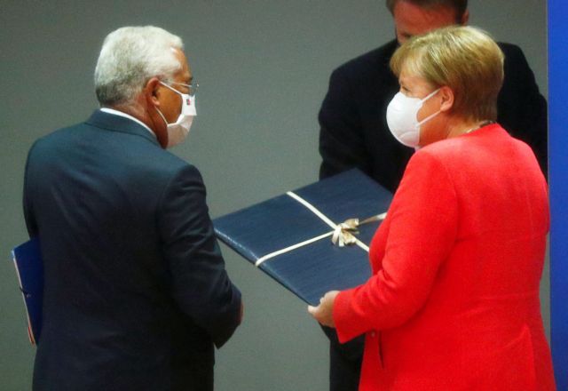 Γενέθλια… στη Σύνοδο – Τι δώρα έλαβε η Μέρκελ