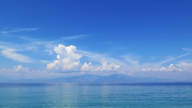 Καιρός: Ηλιοφάνεια αλλά και τοπικές βροχές και καταιγίδες