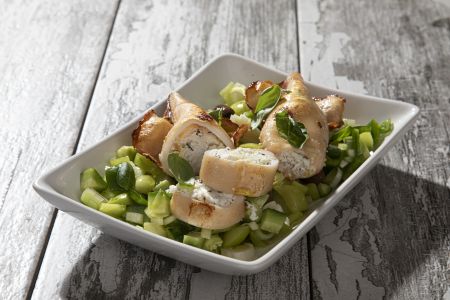 Καλαμάρι γεμιστό με ξινομυζήθρα και ταρτάρ ελληνικής σαλάτας