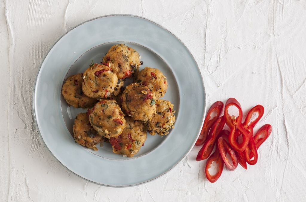 Κεφτεδάκια με δυόσμο σε κρέμα πιπεριάς Φλωρίνης